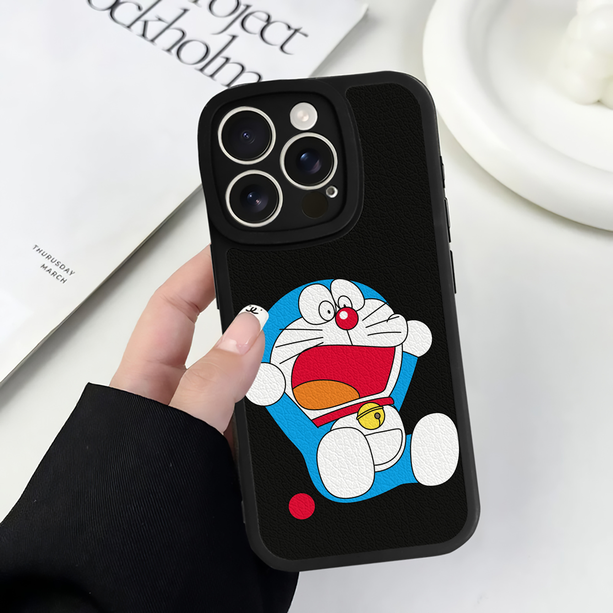 （画像用） ドラえもん Doraemon 【iPhone 16シリーズ対応】シリコンスマホケース（レザー調） 材質：シリコン
